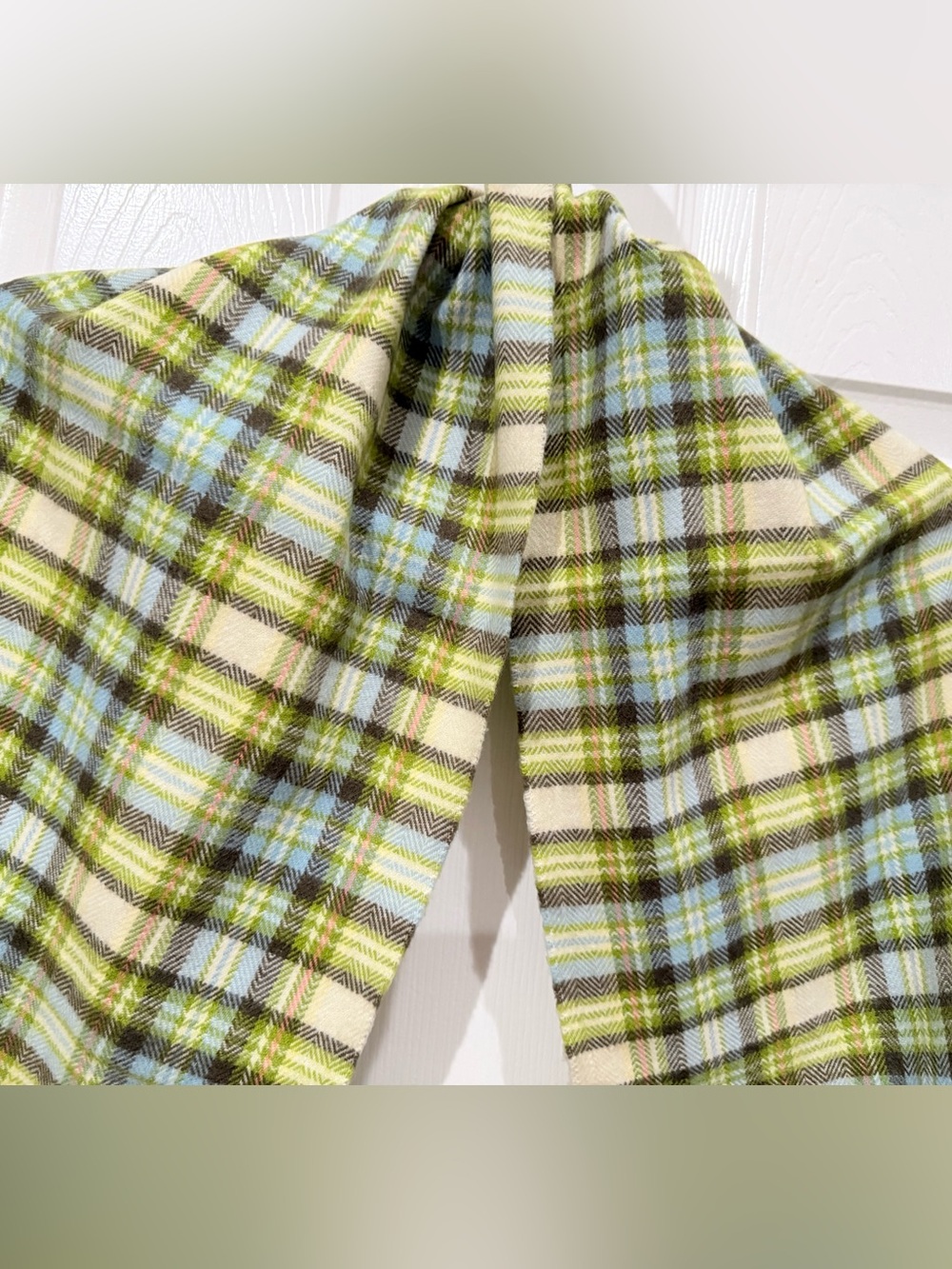 100% Cashmere Plaid Scarf Made in Scotland Green Blue Cream Fringe - Picture 3 of 9